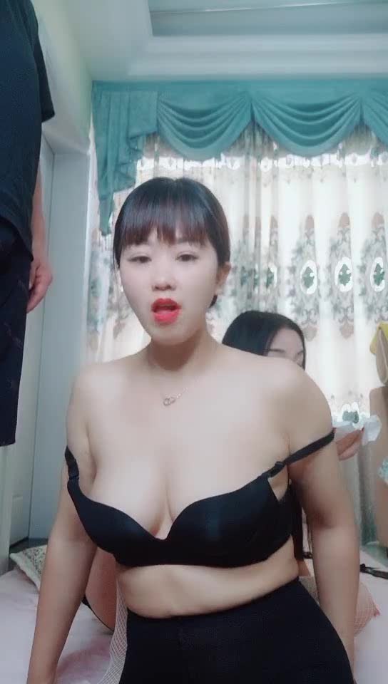 纹身小哥的幸福生活,双飞姐妹花全程露脸丝袜情趣,一个舔鸡巴一个舔蛋蛋,主动上位轮草抽插,浪叫呻吟不止 new