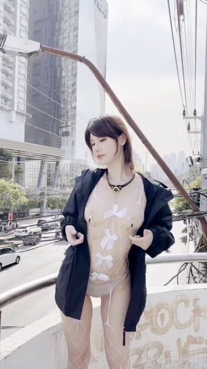 白丝连体衣街头露出