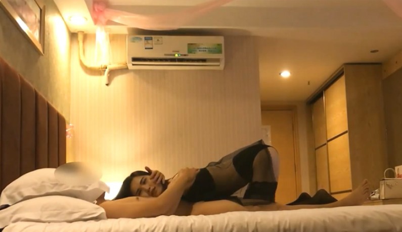 美女柜姐被刺青男猛力狂操\