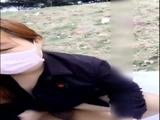 大白天两个社会小青年带2个妹子野外山坡下4P露脸直播轮番抽插这个干另一个去站岗大声呻吟也不怕路人听见对白淫荡