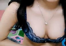 白皙巨乳耳环妹全裸自慰！振动棒狂插浓密黑森林，高颜值诱惑等你来战！