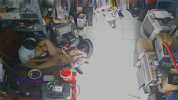 【偷拍流出】黑客破解维修店监控！夫妻激情野战被全程录制